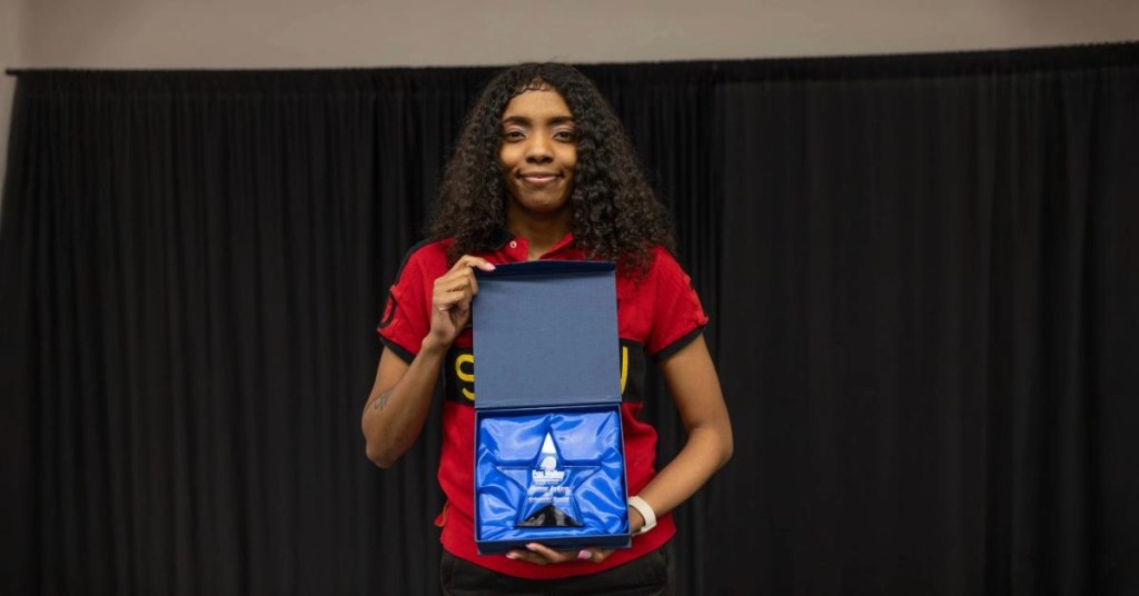 Jasmine Jackson holds student ambassador award