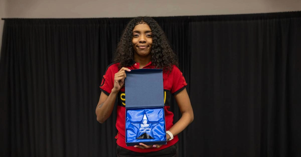 Jasmine Jackson holds student ambassador award