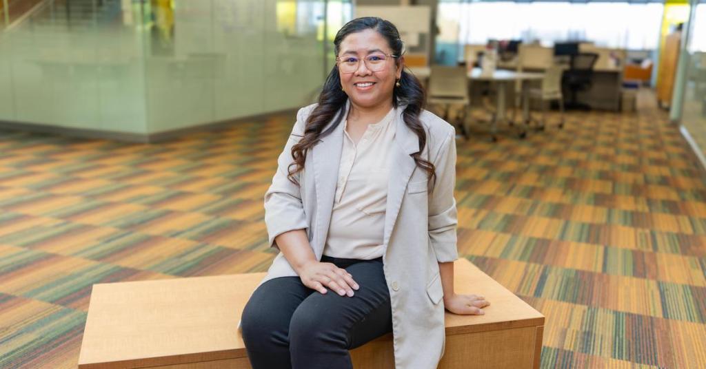 Portrait of student spotlight Jennifer Aldevera in a business setting.