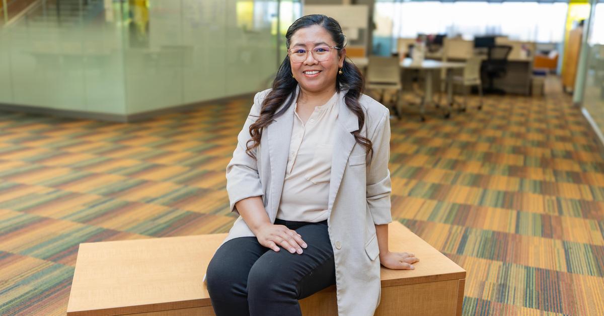 Portrait of student spotlight Jennifer Aldevera in a business setting.